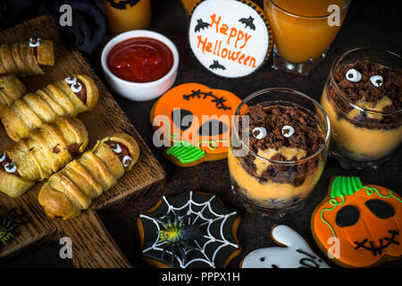 Assortiment alimentaire Halloween - momies sasage, potiron dessert, gin Banque D'Images