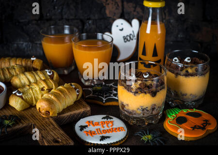 Assortiment alimentaire Halloween - momies sasage, potiron dessert, gin Banque D'Images