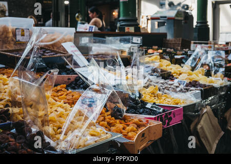 Londres, Royaume-Uni - 17 septembre 2018 : Variété de fruits secs en vente à Borough Market, un des plus grands et les plus anciens marchés alimentaires à Londres, Royaume-Uni. Banque D'Images