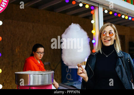 Le 15 septembre 2018, Yaroslav, parkgirl dans le parc au magasin, dans les mains de son Cotton Candy Banque D'Images