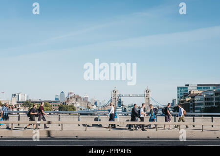 Londres, Royaume-Uni - 17 septembre 2018 : les gens marcher sur le pont de Londres, Londres, Royaume-Uni, Tower Bridge sur l'arrière-plan. Tower Bridge est un établissement emblématique de Lon Banque D'Images