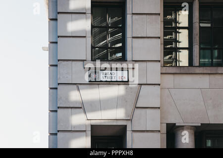 Nom de rue signe sur un côté d'un bâtiment sur la rue du pain, City of London, UK. Banque D'Images