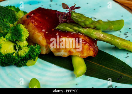 Poissons flétan avec le brocoli et les haricots secs Banque D'Images