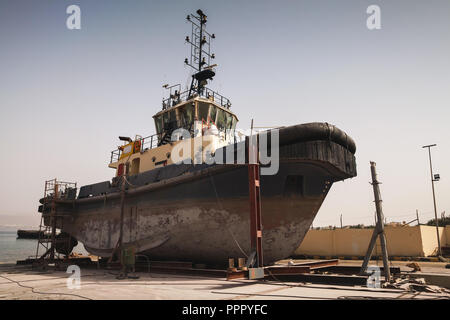 Vieux remorqueur pour la réparation à quai, le port d'Aqaba, Jordanie Banque D'Images