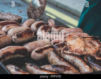 La cuisson des saucisses sur un barbecue. L'alimentation de rue. Banque D'Images