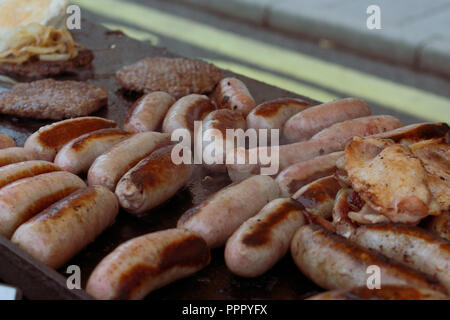 Cuire les saucisses sur une grille. L'alimentation de rue Banque D'Images