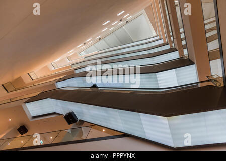 Escaliers mécaniques, U-Tour, U-Turm, U, tour, Dortmunder U, centre d'Art Moderne, Dortmund, Ruhr, Rhénanie du Nord-Westphalie, Allemagne Banque D'Images