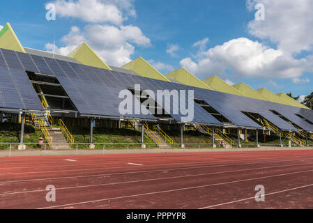 Installation photovoltaïque, gymnase, terrain de sport, terrain de sport, Helmut-Koernig-Halle, Dortmund, Ruhr, Allemagne, Helmut-Körnig-Halle Banque D'Images