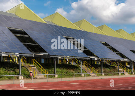 Installation photovoltaïque, gymnase, terrain de sport, terrain de sport, Helmut-Koernig-Halle, Dortmund, Ruhr, Allemagne, Helmut-Körnig-Halle Banque D'Images