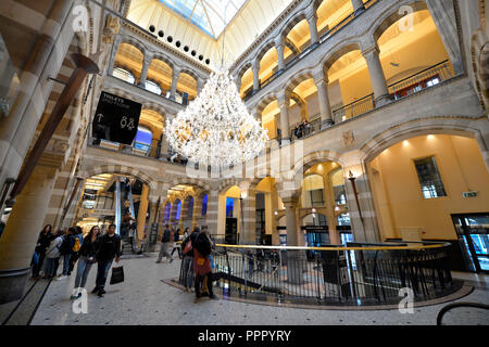 Centre Commercial, Magna Plaza, Nieuwezijds Voorburgwal , Amsterdam, Pays-Bas Banque D'Images