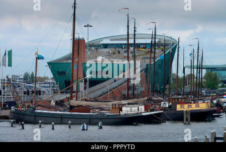 Le Musée des sciences Nemo, Museumshafen, Oosterdok, Amsterdam, Pays-Bas Banque D'Images