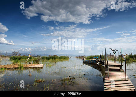 Le Lac Baringo, au Kenya - Octobre 2016. Vue majestueuse du lac Baringo. Image prise avant le trajet en bateau autour du lac. Ciel magique et la réflexion des nuages. Banque D'Images