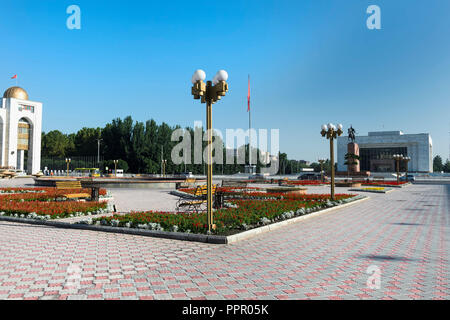 Ala-Too square et le Musée Historique d'État anciennement Musée Lénine, Bichkek, Kirghizistan, l'Asie centrale Banque D'Images