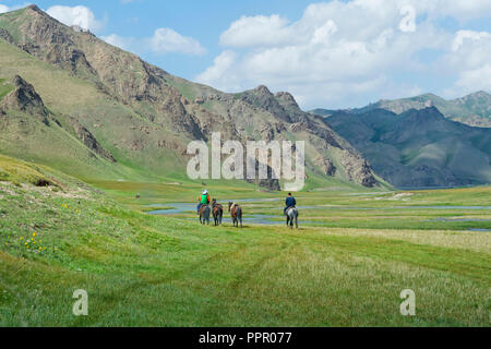 Cavaliers équitation dans Kurumduk, vallée de la province de Naryn, du Kirghizistan, de l'Asie centrale Banque D'Images