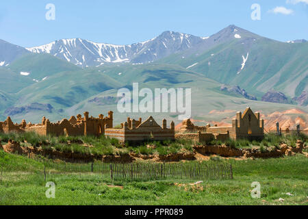 Dans le cimetière, Route de Kochkor à Song Kol Lac, province de Naryn, du Kirghizistan, de l'Asie centrale Banque D'Images