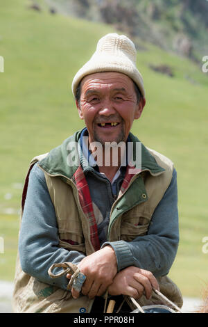 Cavalier kirghize, la route vers le lac Kol Chanson, province de Naryn, du Kirghizistan, de l'Asie centrale Banque D'Images