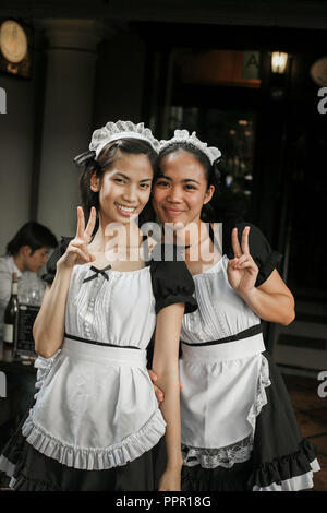 Deux serveuses sympa en uniforme posent pour une photo dans un restaurant de Singapour Banque D'Images