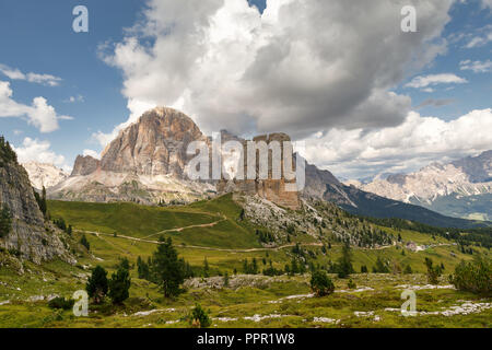 Paysage alpin, Cinque Torri localité, Italien dolomites. En premier plan la plus grande des cinq tours, avec la vallée en face, et dans le bac Banque D'Images