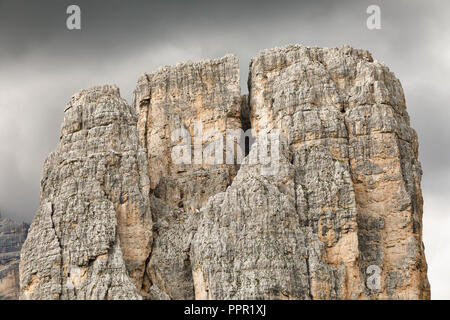 Paysage alpin, Cinque Torri localité, Italien dolomites. En premier plan la plus grande des cinq tours, détail de la tour principale. Banque D'Images