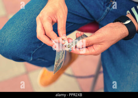 Jeune homme tenant le métal pipe et tabac mise en c Banque D'Images