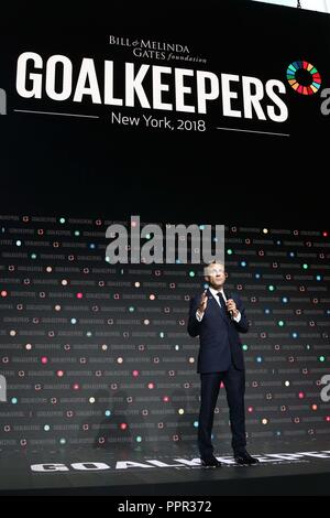 Le Président Emmanuel Macron parle à la Bill et Melinda Gates est le gardien de but à l'événement Jazz at Lincoln Center de New York. Banque D'Images