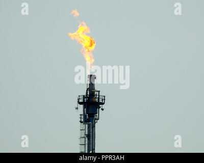 La combustion d'huile contre le ciel bleu en Thaïlande. Banque D'Images