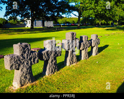 Des croix à la Cambe cimetière allemand en Normandie Banque D'Images
