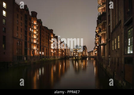 Entrepôts Canal au centre-ville de Hambourg, Allemagne, de Speicherstadt, Wasserschloss Banque D'Images