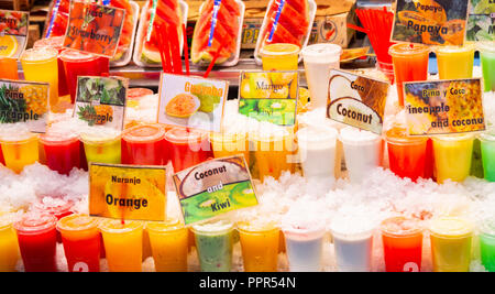 Des jus de fruits et des smoothies dans le marché de la boqueria seulement de Las Ramblas à Barcelone, Espagne Banque D'Images
