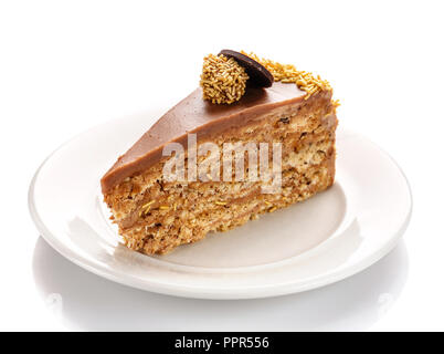 Un morceau de gâteau au caramel, isolé sur un fond blanc. Cake à l'aide de l'écrou praline. Banque D'Images