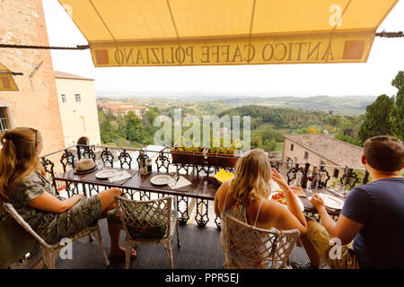 Italie Cafe - Les clients sur la terrasse, l'intérieur du Caffe Poliziano, dit être le plus beau café en Toscane ; Montepulciano, Toscane Italie Europe Banque D'Images