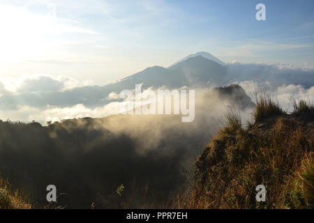 Vue sur le mont Abang, Mont Agung, crête du sommet du Mont Batur Banque D'Images