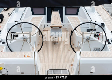 Détail de la roue de direction et la symétrie dans le pont d'un voilier de luxe yacht. Banque D'Images