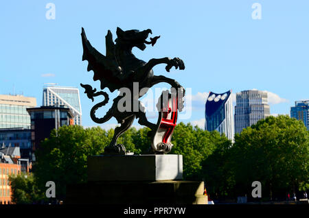 Dragon sur le Victoria Embankment marquant la limite de la ville de Londres. Londres, Angleterre, Royaume-Uni. Les bâtiments modernes sur la rive sud à l'arrière-plan Banque D'Images