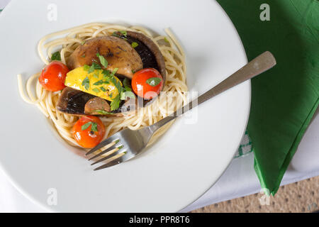 Plat végétarien de champignons sautés et les tomates cerise avec des pâtes spaghetti Banque D'Images