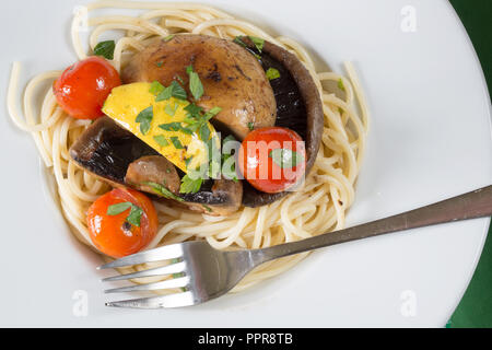 Plat végétarien de champignons sautés et les tomates cerise avec des pâtes spaghetti Banque D'Images