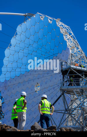 Florien Goebel télescope MAGIC, le Major Atmospheric Gamma ray imaging, en miroir plat sur le Roque de los Muchachos centre d'astrophysique, La Palma, Canary Banque D'Images