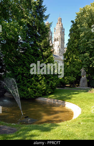 Les jardins de la Place de la cathédrale vers la cathédrale Saint-Gatien de Tours (La cathédrale Saint-Gatien de Tours) dans la ville universitaire de Tours Banque D'Images