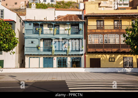 Balcons traditionnels en bois sur les façades des maisons le long de la Avenida Maritima à Santa Cruz de La Palma, Îles Canaries, Espagne Banque D'Images