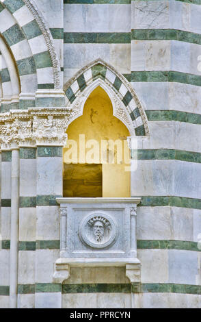 Petit balcon fenêtre romantique du baptistère à Pistoia Toscane Italie Banque D'Images