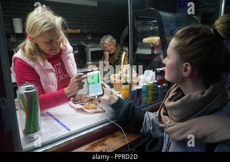 Le 26 septembre, 2018 - Stockholm, Suède : un suédois achète une soupe à partir d'un chariot à l'aide alimentaire le téléphone mobile app Swish. Cette application peut être populaire liée à presque n'importe quelle interdiction suédoise compte afin de permettre les paiements numériques instantanées. La Suède est le plus société sans espèces sur la planète, avec 80 % de toutes les transactions effectuées avec les cartes de banque ou d'un téléphone mobile apps. *** FRANCE / PAS DE VENTES DE MÉDIAS FRANÇAIS *** Banque D'Images