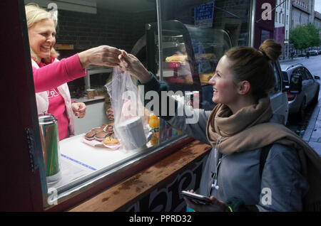 Le 26 septembre, 2018 - Stockholm, Suède : un suédois achète une soupe à partir d'un chariot à l'aide alimentaire le téléphone mobile app Swish. Cette application peut être populaire liée à presque n'importe quelle interdiction suédoise compte afin de permettre les paiements numériques instantanées. La Suède est le plus société sans espèces sur la planète, avec 80 % de toutes les transactions effectuées avec les cartes de banque ou d'un téléphone mobile apps. *** FRANCE / PAS DE VENTES DE MÉDIAS FRANÇAIS *** Banque D'Images