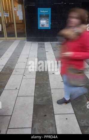 Le 26 septembre, 2018 - Stockholm, Suède : les Suédois à pied par un distributeur automatique de billets dans l'une de la principale rue commerçante de Stockholm. La Suède est le plus société sans espèces sur la planète, avec 80 % de toutes les transactions effectuées avec les cartes de banque ou d'un téléphone mobile apps. *** FRANCE / PAS DE VENTES DE MÉDIAS FRANÇAIS *** Banque D'Images