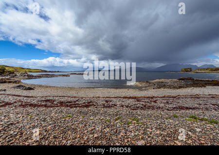 Lonely stone beach, île de Skye, Ecosse, Royaume-Uni Banque D'Images