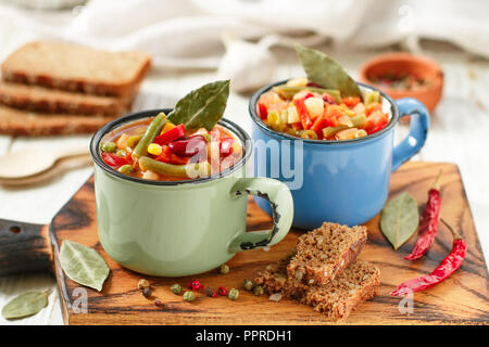 Eintopf - soupe épaisse traditionnel allemand avec viande et légumes - pommes de terre, carottes, oignons, haricots rouges et verts, le maïs et les tomates avec un assaisonnement Banque D'Images