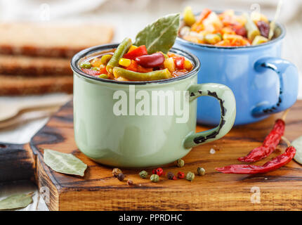 Eintopf - soupe épaisse traditionnel allemand avec viande et légumes - pommes de terre, carottes, oignons, haricots rouges et verts, le maïs et les tomates avec un assaisonnement Banque D'Images