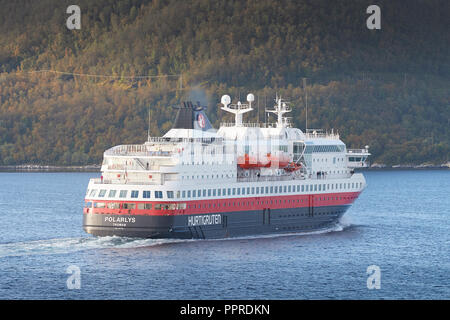 Le navire Hurtigruten, MS Polarlys, départ de Harstad, navigation vers le sud dans le Vågsfjord, la Norvège. Banque D'Images