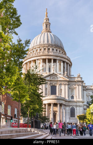 La Cathédrale St Paul, côté extérieur, vue sur le monument bâtiment de l'église et le dôme dans la ville de Londres avec ciel bleu, London, UK Banque D'Images