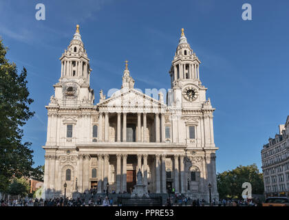 La Cathédrale St Paul, extérieur Vue de la façade de l'édifice de l'église historique de la ville de Londres avec ciel bleu, London, UK Banque D'Images