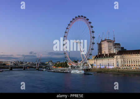 Coucher du soleil panorama de la Tamise, le County Hall, rivière et London Eye, London, UK Banque D'Images